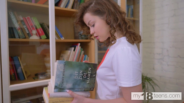 My 18 Teens: My18teens - Krásná Julia Morozzi si prstí chlupatou kundičku