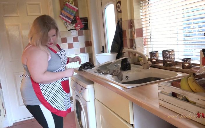 Aunt Judy's XXX: MosterJudysXXX - din BBW fru Megan suger din kuk i köket...