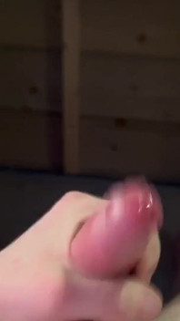 Éjaculation énorme sur la chaise