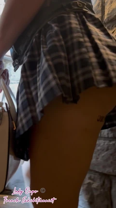 Visite du Château avec plug micro jupe et seins visibles