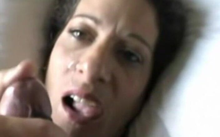 Homegrown Wives: リザイベルは彼女の驚くべきコックしゃぶりスキルを披露します
