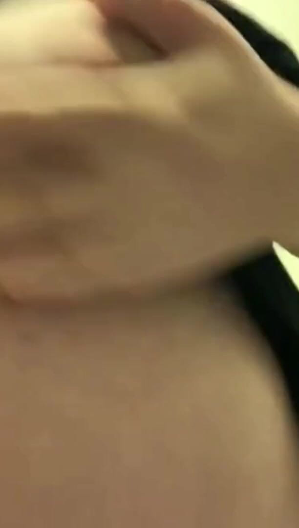 Real homemade BBW BBC porn: Chupando meu polegar dedilhando minha buceta molhada e gorda