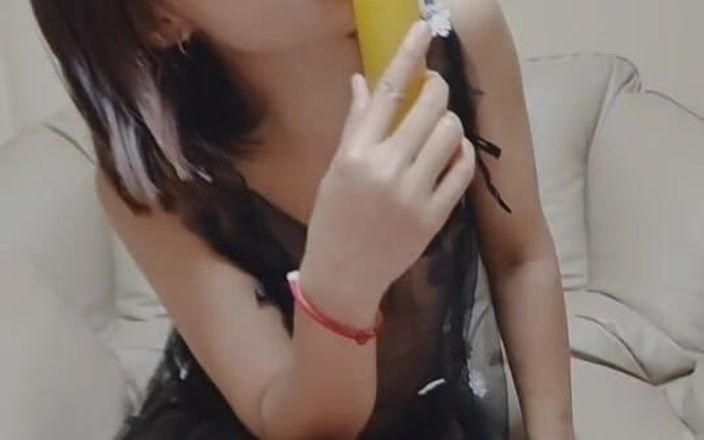 Thana 2023: Маленька брюнетка дівчина смокче банан