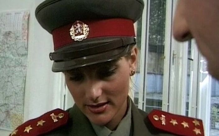 Deutscher hardcore: Německá policistka potěší tvrdého a nabitého ptáka