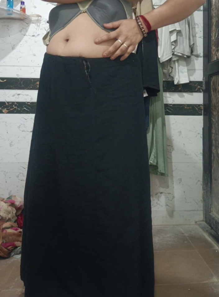 Priyahot77: Priya Bhabi Lisování velkých prsou v koupelně