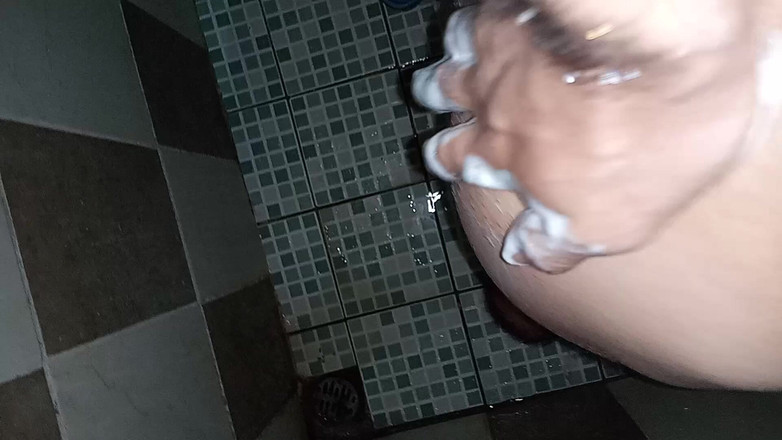 Cute boy jerks off: V blaženosti s mýdlem a vodou, které přišly k chlapci...