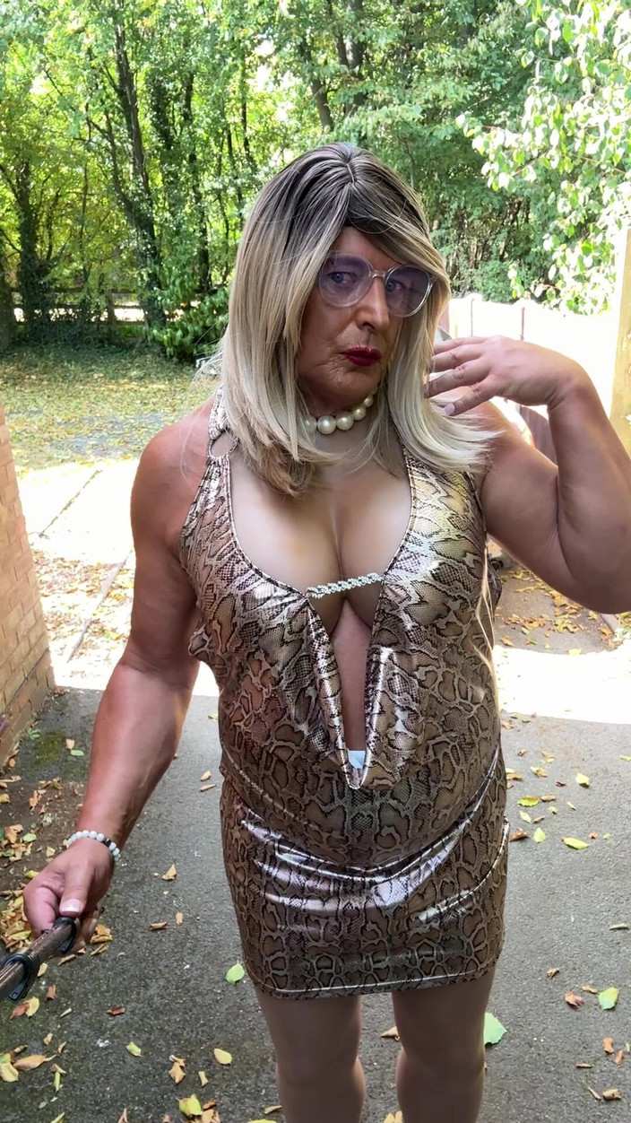 Kellycd2022: Sexy crossdresser Kellycd2022 em gold leopard print dress tan meia-calça...