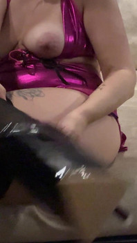 Saya mula menghisapnya dengan lembut, tetapi kemudian saya mempercepatkan dan mengambil awak dalam