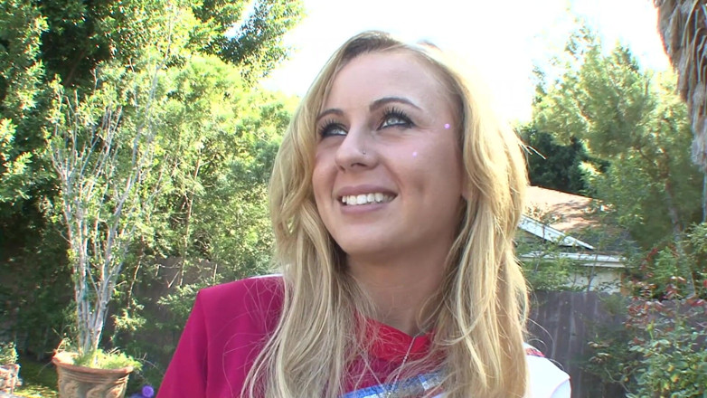 Get Your Fix: Neugierige blonde cheerleaderin bekommt ihren dreier-fick an
