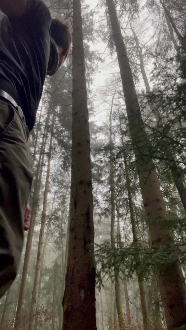 Yoogoo82: Bieganie Po Lesie I Rozbieranie Się Całkowicie Do Naga