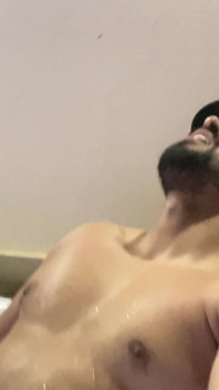 Acabando en el jacuzzi después de masturbarse y extender semen en el vientre