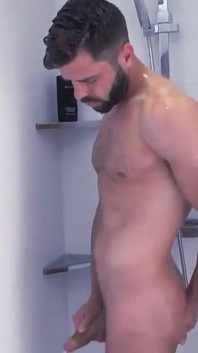 MENATPLAY - Vhodný vousatý Hector De Silva stříká na boty