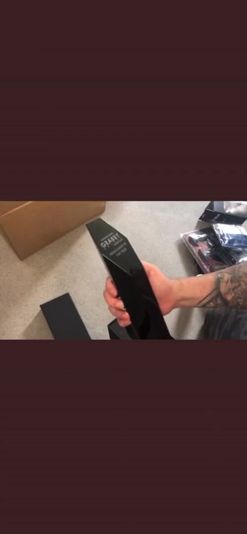 Marc McAulay XXX: Marc Mcaulay unboxing zijn internationale grabby pornoprijs unboxing