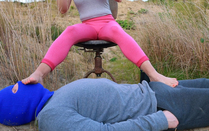 JoZi: Venkovní uctívání nohou a mučení koulí, amatérské femdom jozi šlapání