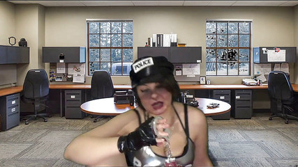 Sexy Milf: Polis memuru tutuklanan yarağı emiyor