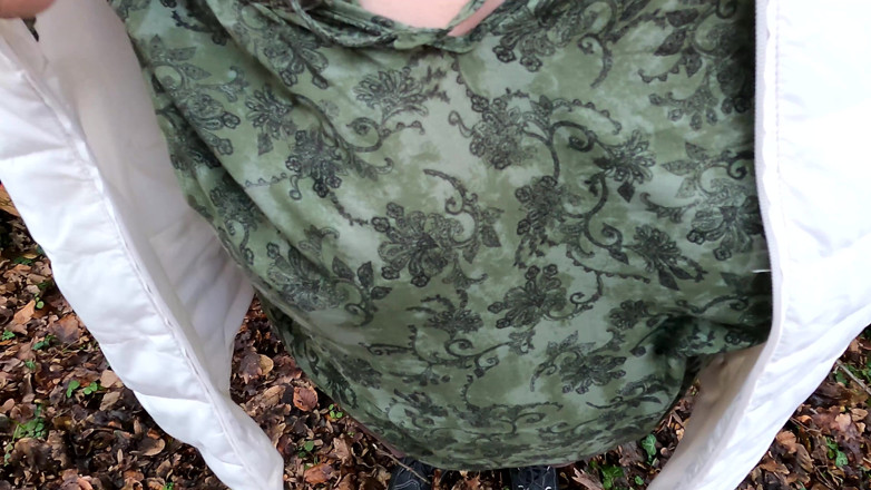 Bouncy Tits Action: Pepek Menampar Mit Dem Lineal Im Wald