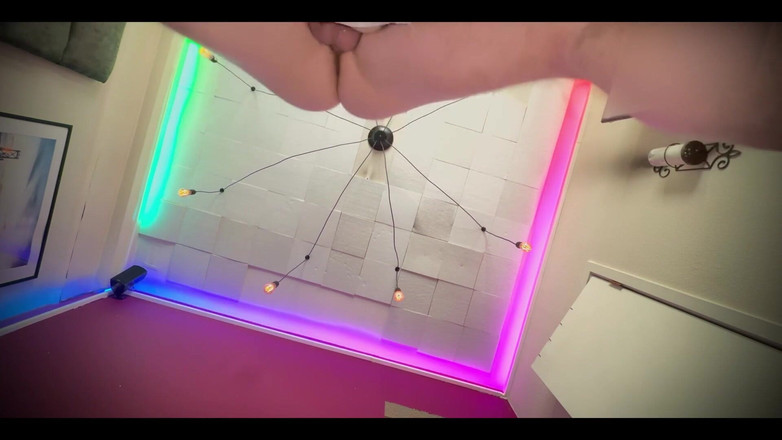 ScottyNaughty69: Папочка трахается, пока ты лежа внизу и наблюдаю, пока он не кончит на тебя!