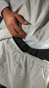 Dirtyjunkbro vestido com roupas afegãs, meias de convés mijando e bebendo mijo