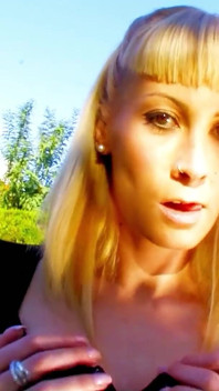 Sexy milf Angelina es follada hasta el orgasmo por extraños