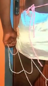 Primo casting privato e timido per una giovane donna africana molto succosa a pecorina