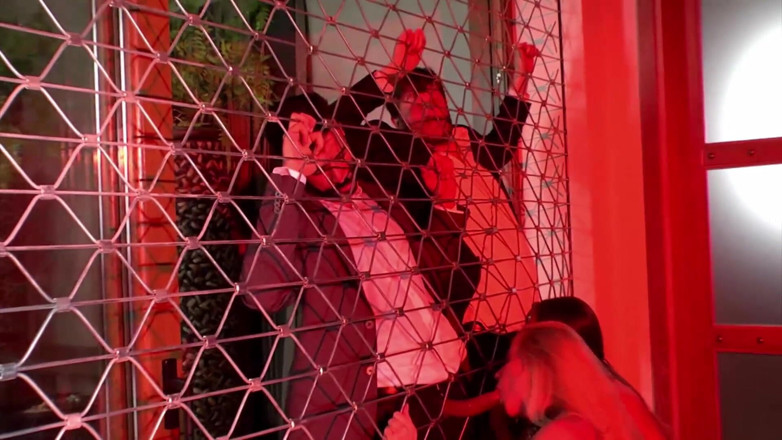 Dark Alley Orgy: Tante toket besar didobel penetrasi di seks foursome