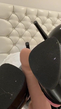 Je aftrekken met mijn 30 cm hoge stripperhakken!