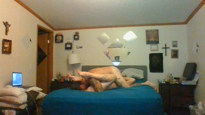 Satin Lady: Une femme en satin reçoit son nouveau jouet préféré