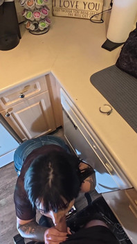 Krok Sis Roomate Goth dziewczyna zalana w kuchni, podczas gdy moja żona w innym pokoju