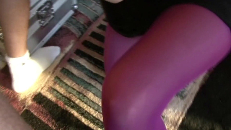 Nylon Xtreme: Pukul nilon kelabu dan kaki pantyhose merah jambu