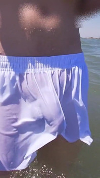 La gente en la playa se asusta cuando me moja en pantalones cortos