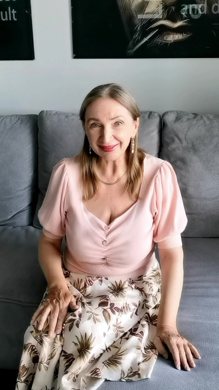 MariaOld: L'ospite heartbroken impara la passione da una seducente donna matura