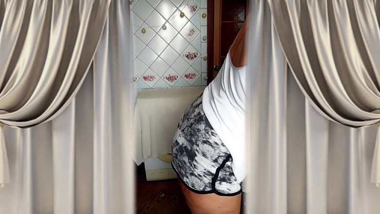 Lukerya: La Casalinga Bollente Lukerya. Divertente Flirtare Online.