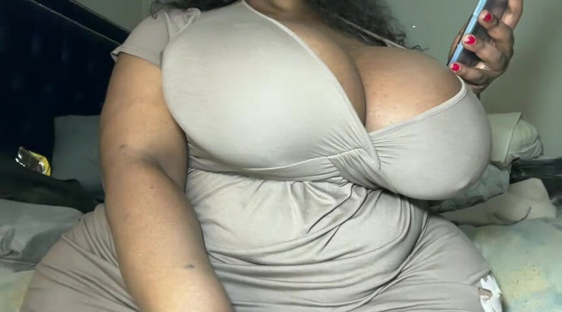 Legendary Booty Overdose: Awek montel hitam merintih memuaskan dirinya di atas katil