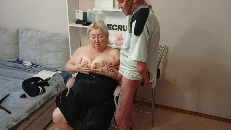 Zona901: Я дрочу свій член, трахаю свою мачуху в її рот і кінчаю на її величезні цицьки