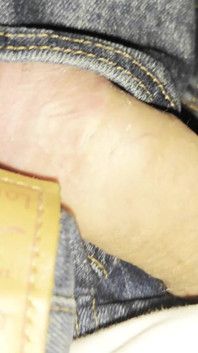 Pau no bolso de 501 jeans da Levi