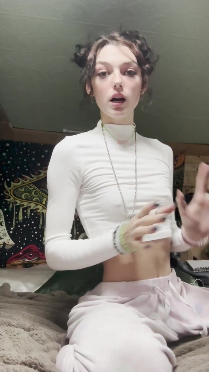 Shrooms Q: Скачу на моем дилдо и кончаю с Hitachi