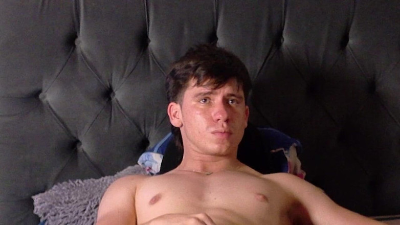 Icyhot707: Homem Latino Está Nu Na Cama E Mostra a Bunda