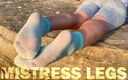 Mistress Legs: 日落时分，在海边穿着可爱绿松石尼龙袜的性感脚底