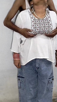 Indio agarra su gordita Saali se quitó los pantalones, se folló el culo y le hizo chorrear el coño