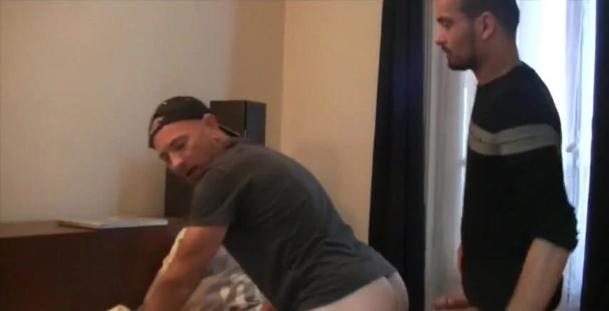 Crunch French bareback porn: Este straigh twink arab chega em meu quarto e chupa...