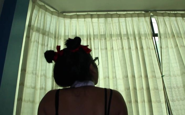 Aioria Dosd: Испорченную падчерицу наказывают за ношение слишком маленькой одежды
