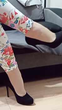 Crossdresser atârnând în Black Suede Sexy Subliniat Toe Pltform Pompe cu tocuri înalte