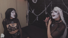 Gemma Leone: 余兴派对太无聊了，我和我的哥特朋友来到房子里自慰