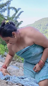 Sexo hardcore en el campamento con gran polla y tienda
