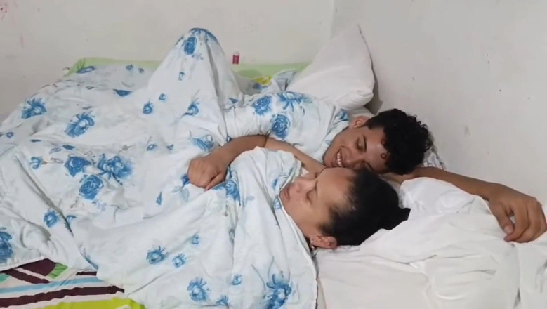 Milfcaliente69: Je partage un lit avec mon beau-fils, nous n’avons pas...