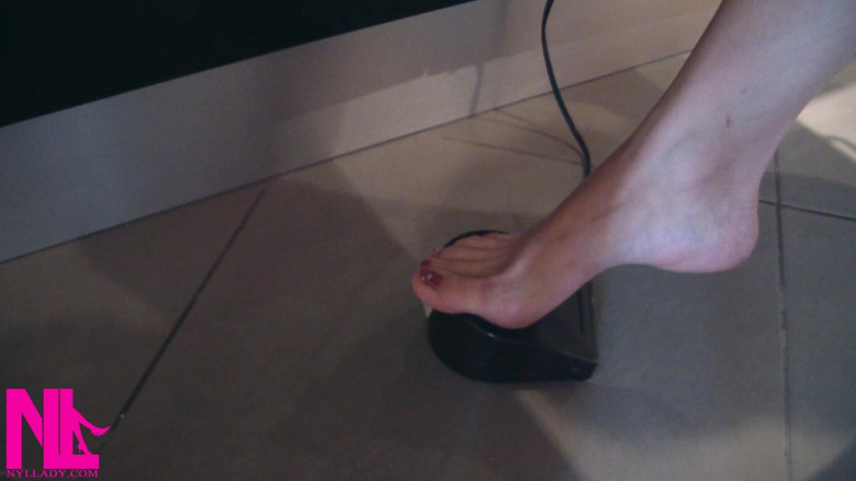 Nyllady: Eu costurando descalça na minha máquina de costura