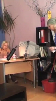 The cleaning in the office increases the desire for sex of these two sluts