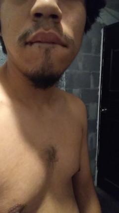 AlexAlejandro13: Tento roztomilý chlapec ukazuje, jaký býk v koupelně