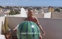 Gspot Productions: Огромный пляжный мяч мастурбирует надувное развлечение на улице
