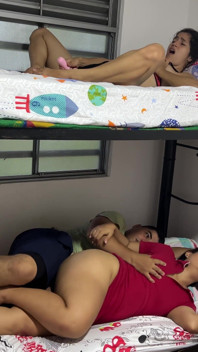 Mi hermanastra se pone caliente escuchándome follando